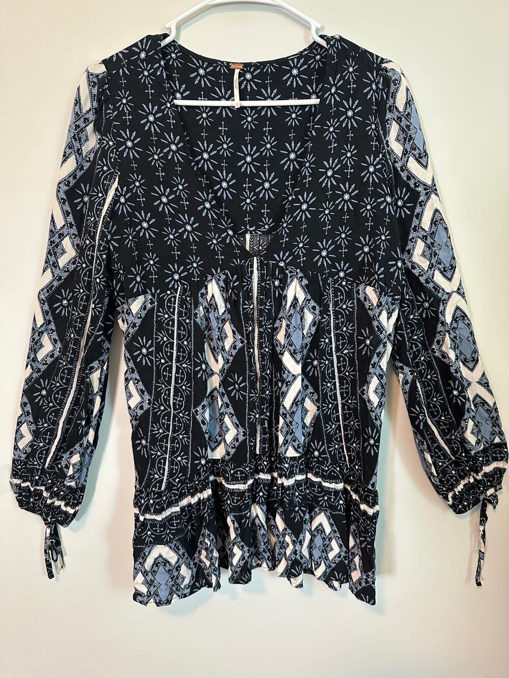 Free People XS Navy White Boho Floral Print Tie Cuff Blouse Tunic Top Festival